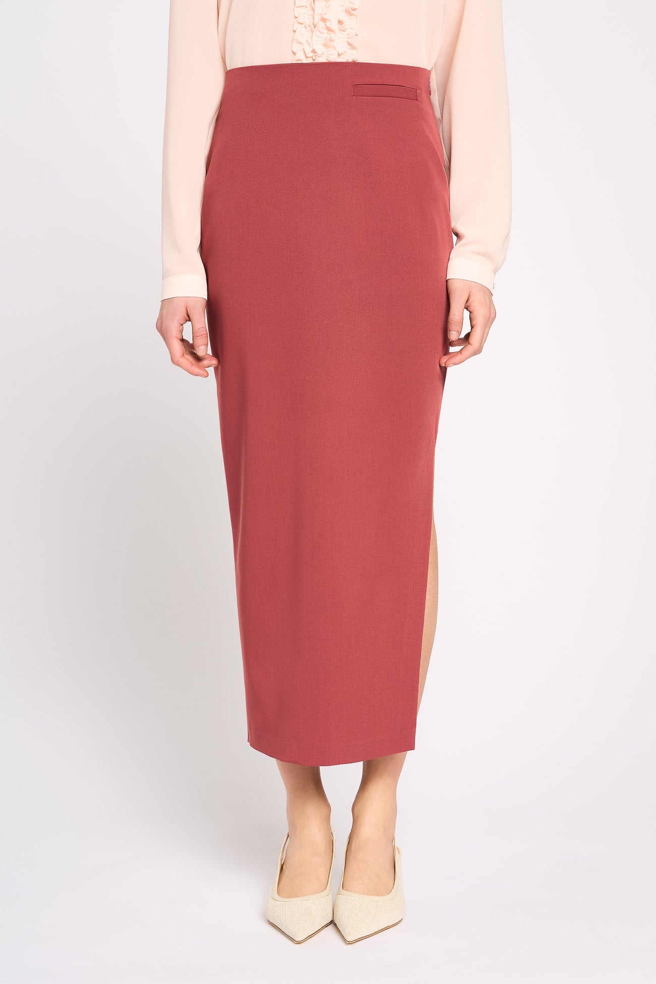 Skirt with slit in tailored fabric
