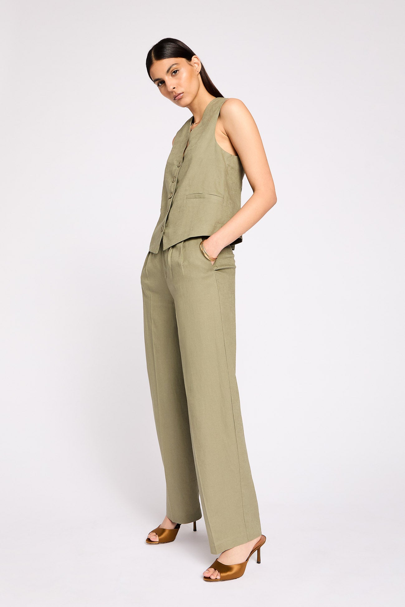 Wide trousers with linen