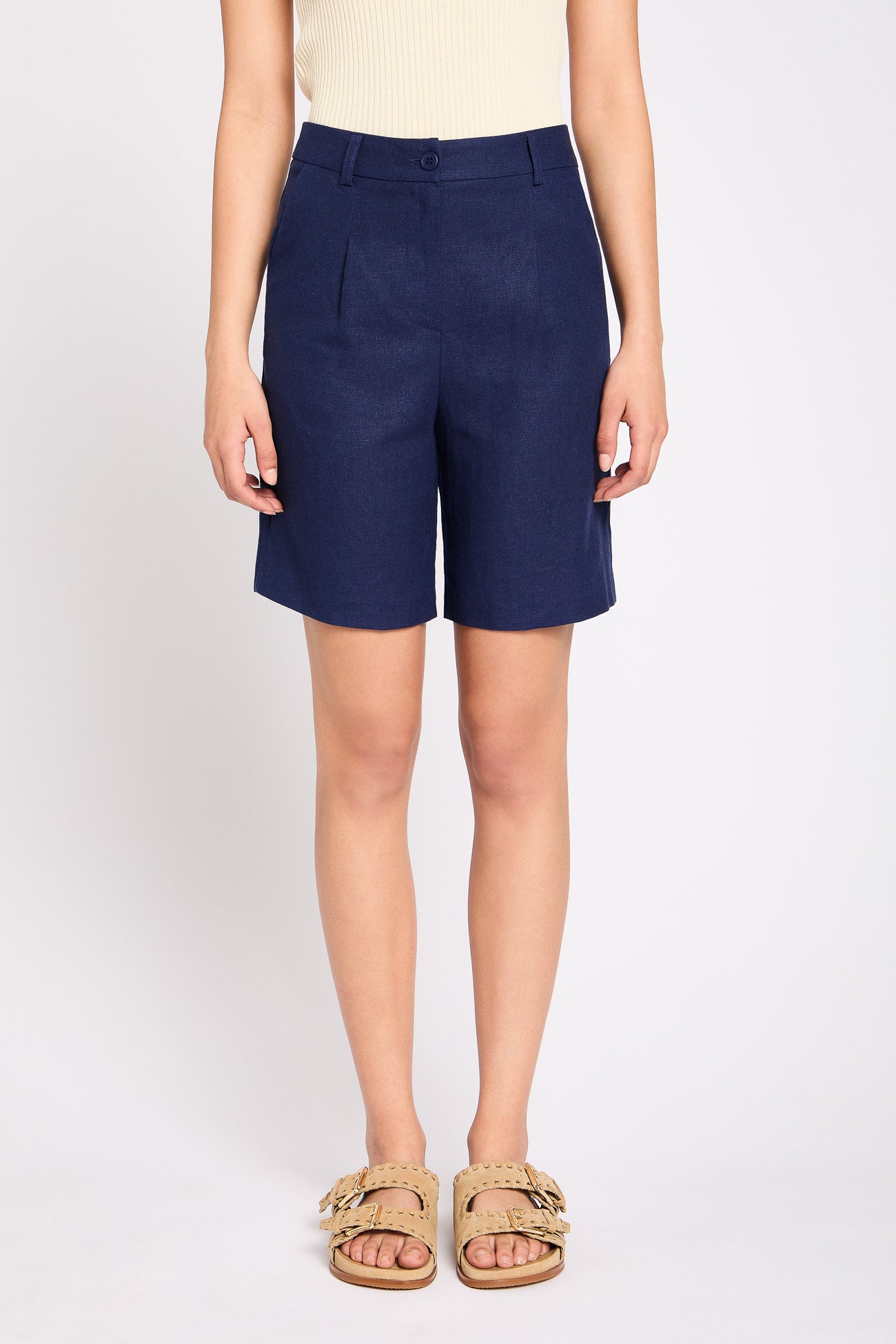 Bermuda shorts with linen