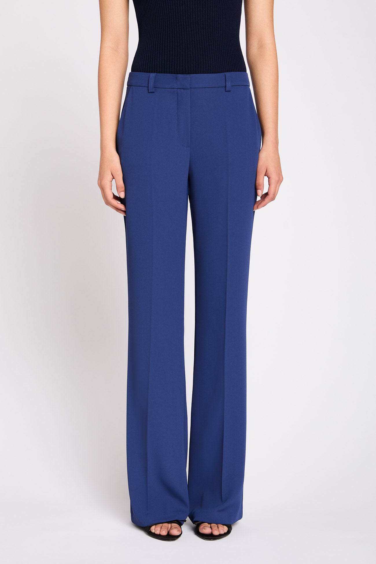 Trousers in fluid fabric